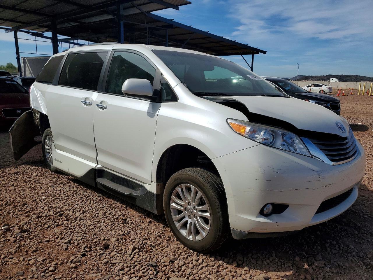 2015 Toyota Sienna Xle 8-Passenger - Image 4