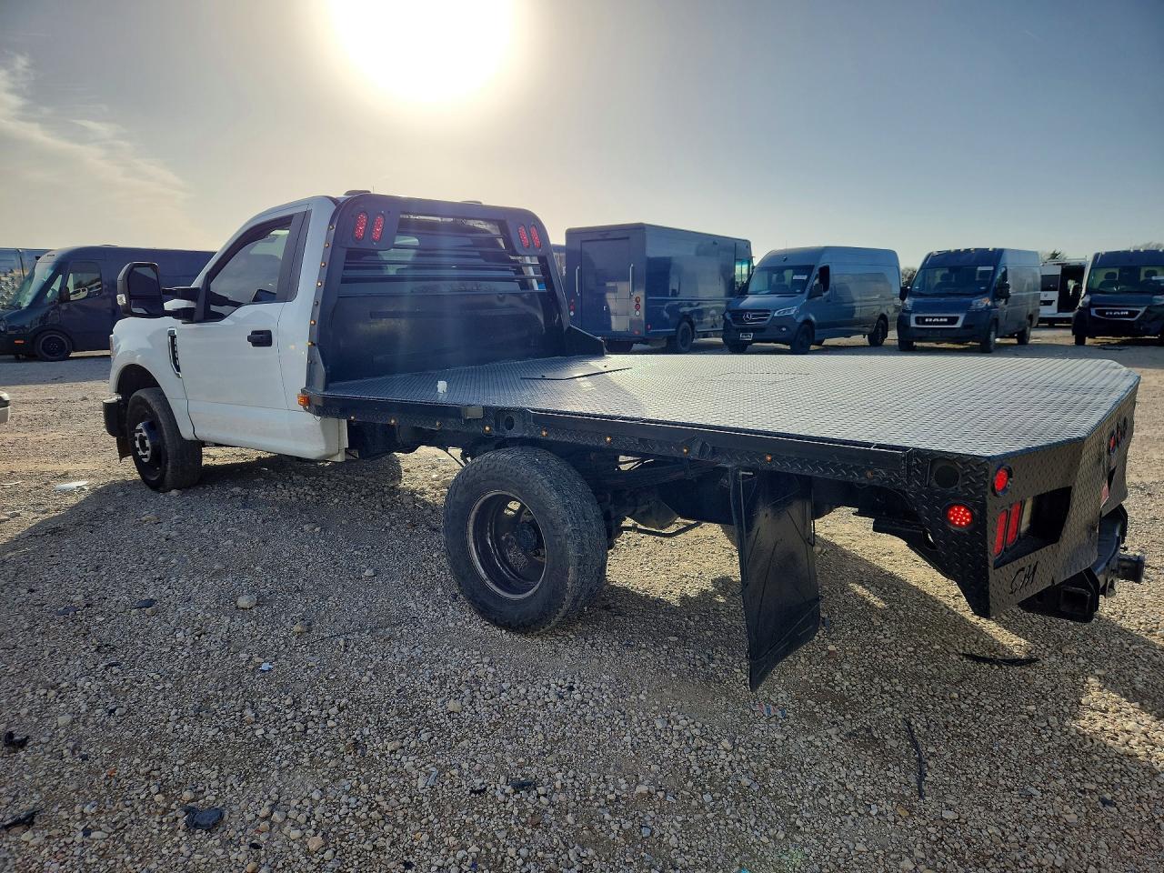 2022 Ford F350 Super Duty Flatbed Truck - Фото 2