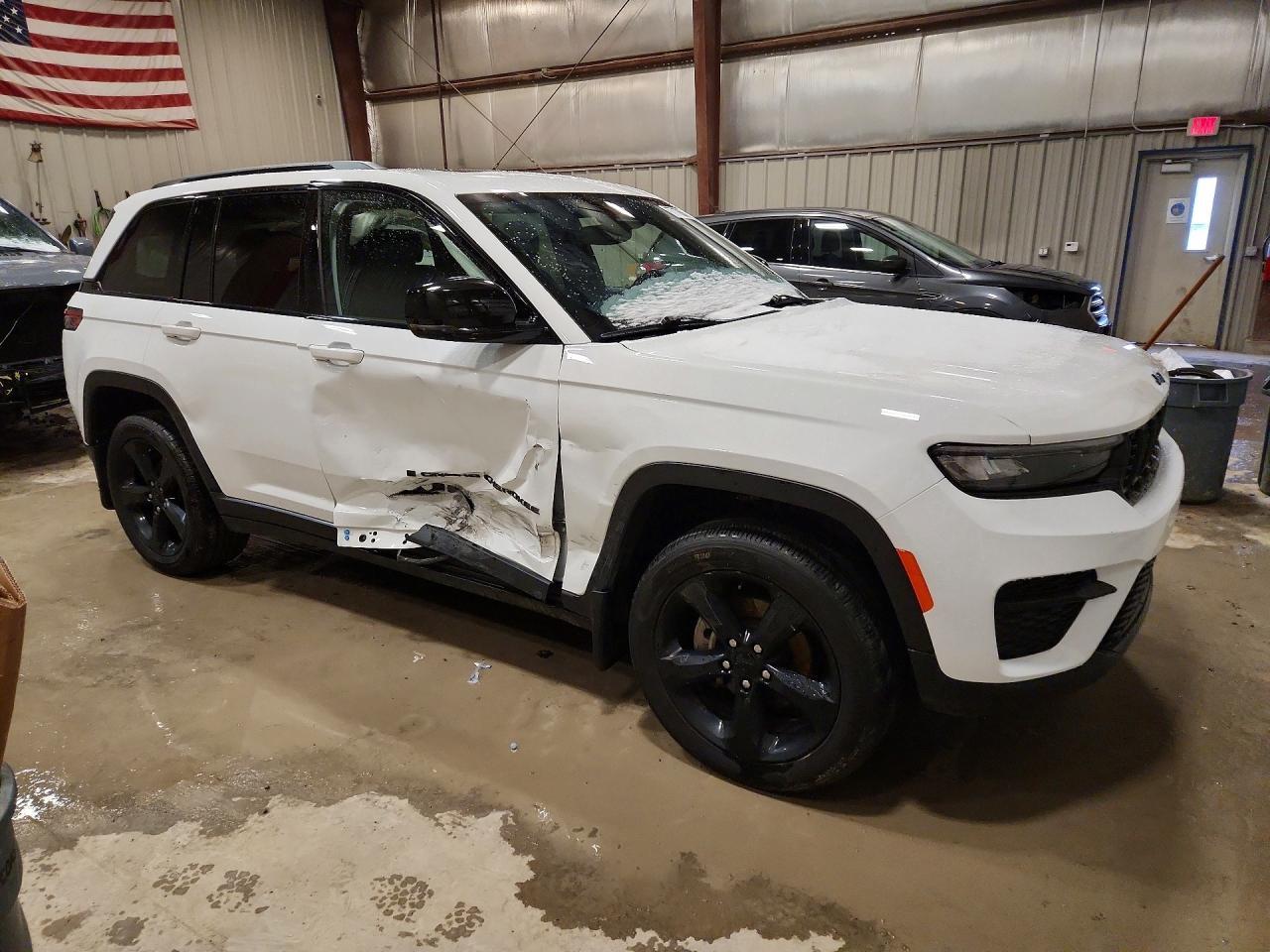 2023 Jeep Grand Cherokee Laredo - Image 4