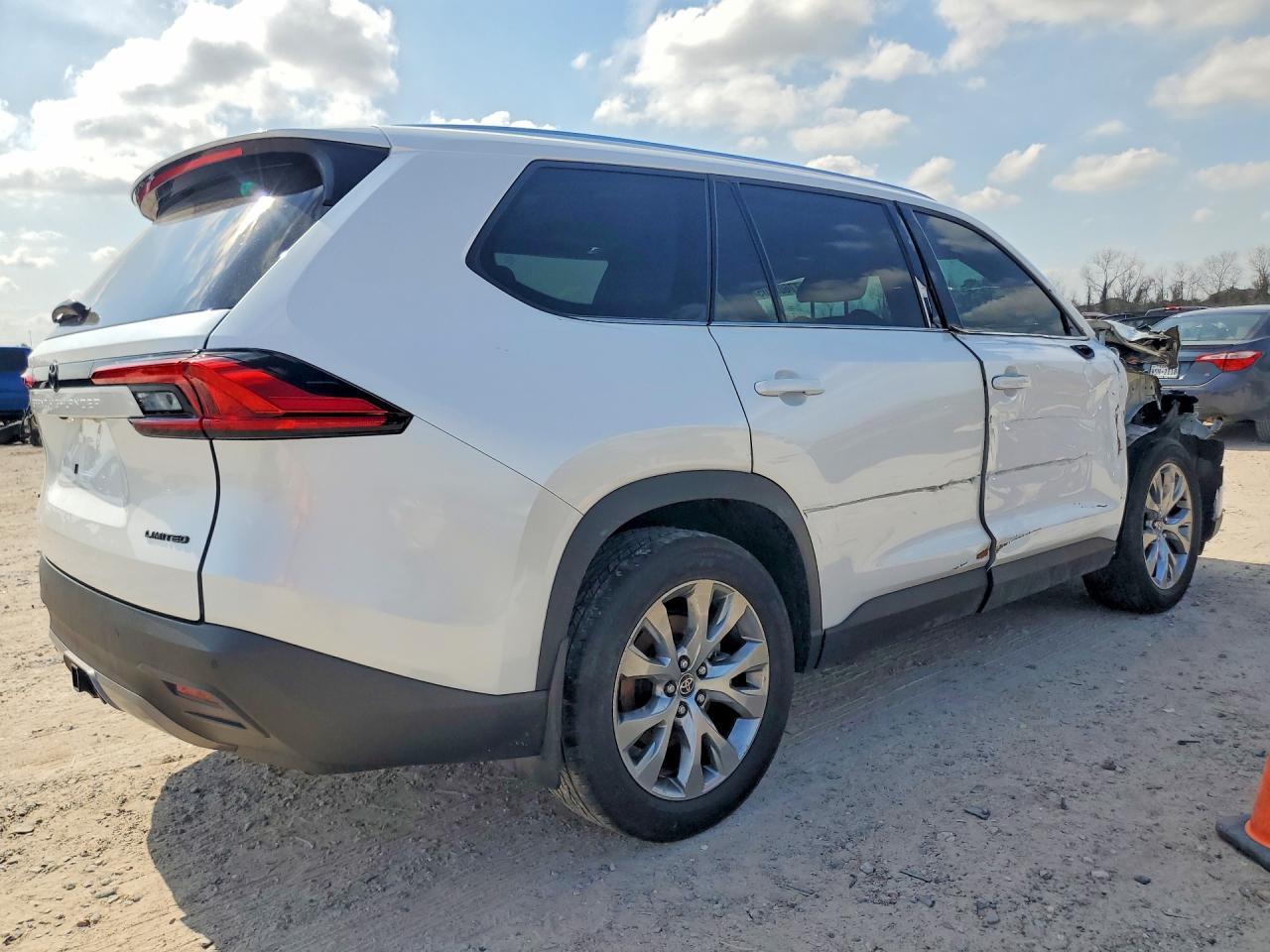 2024 Toyota Grand Highlander Xle - Image 3