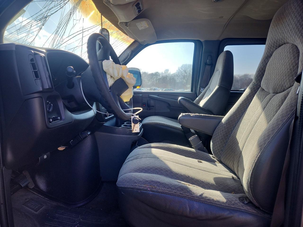 2004 GMC Savana G1500 - Фото 7
