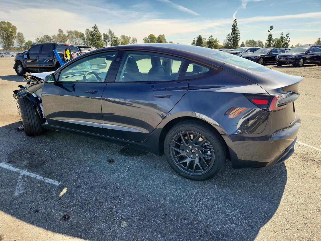 2025 Tesla Model 3 - Фото 2