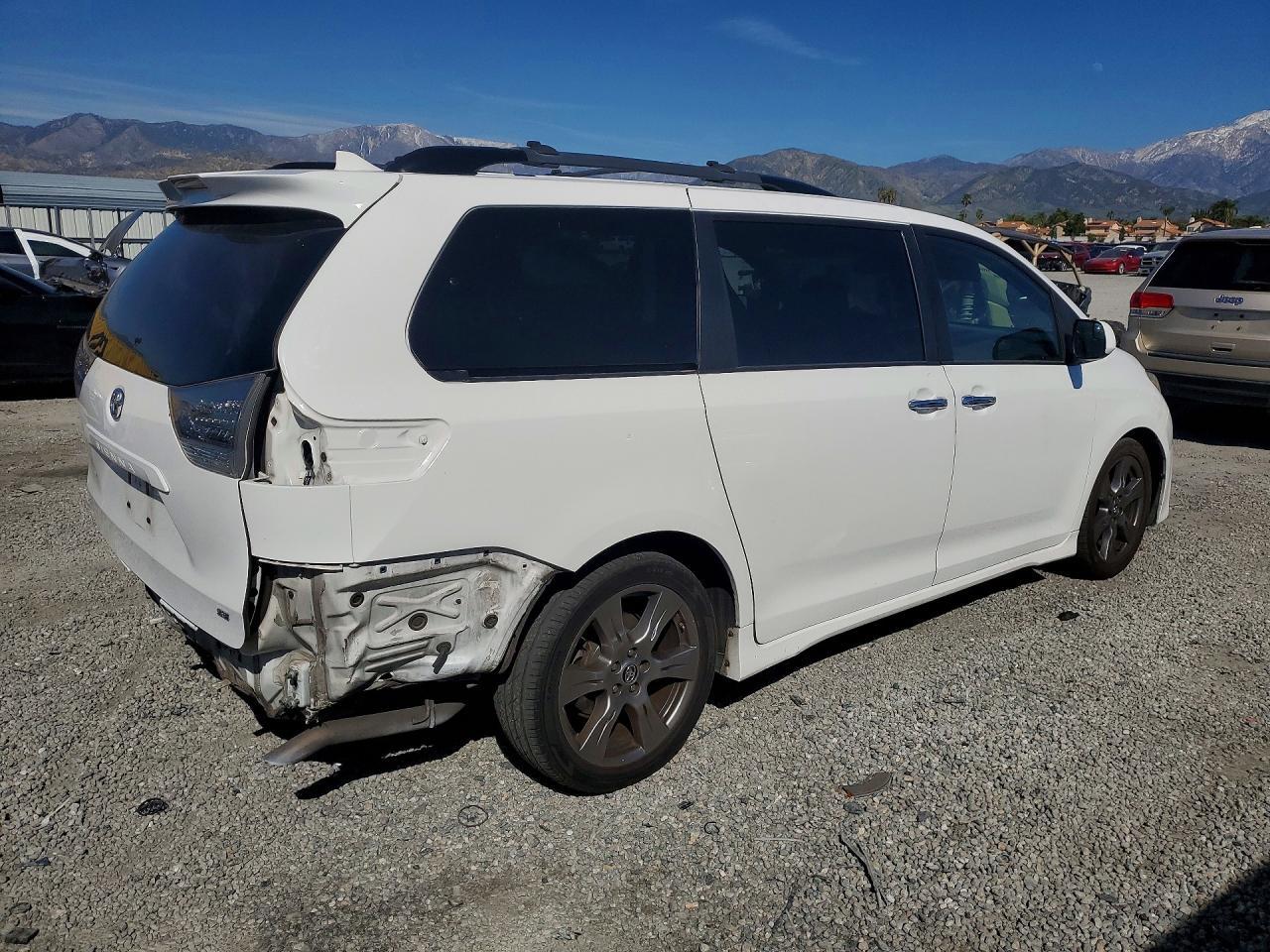 2019 Toyota Sienna Se - Фото 3