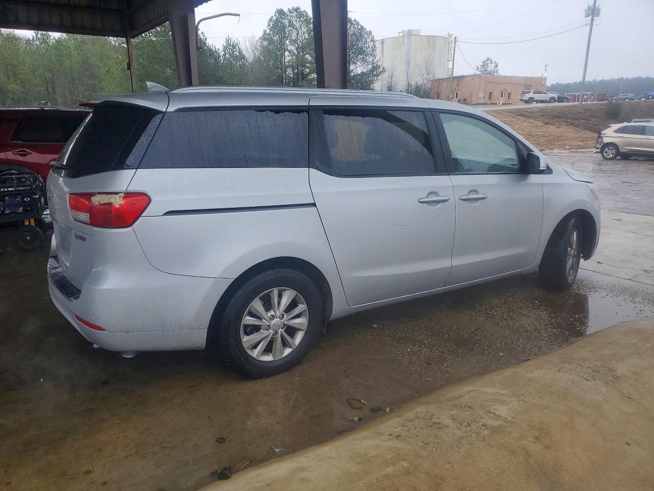 2017 Kia Sedona Lx - Image 3
