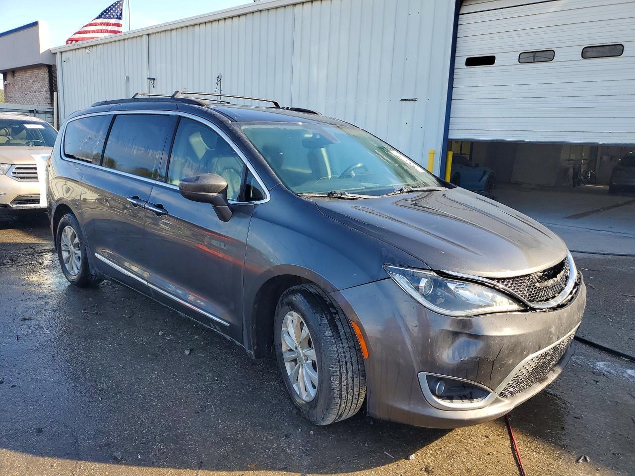 2017 Chrysler Pacifica Touring L - Image 4