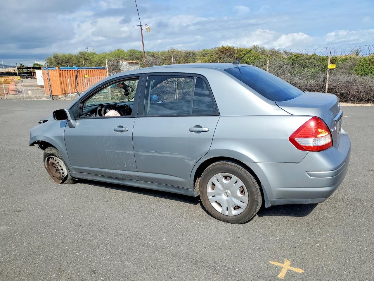 2010 Nissan Versa 1.8 S - Фото 2