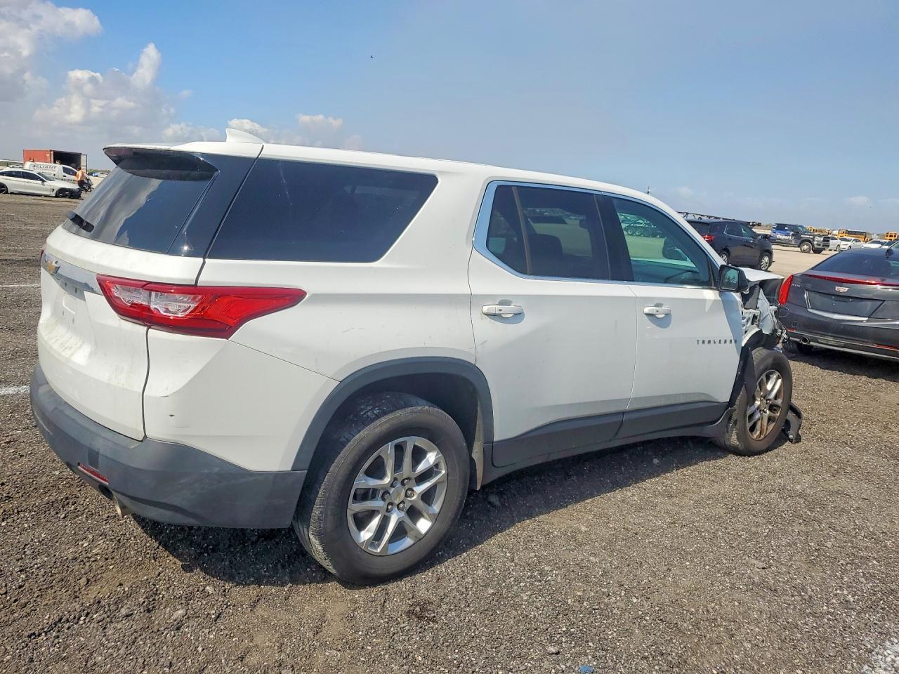 2018 Chevrolet Traverse Ls - Фото 3