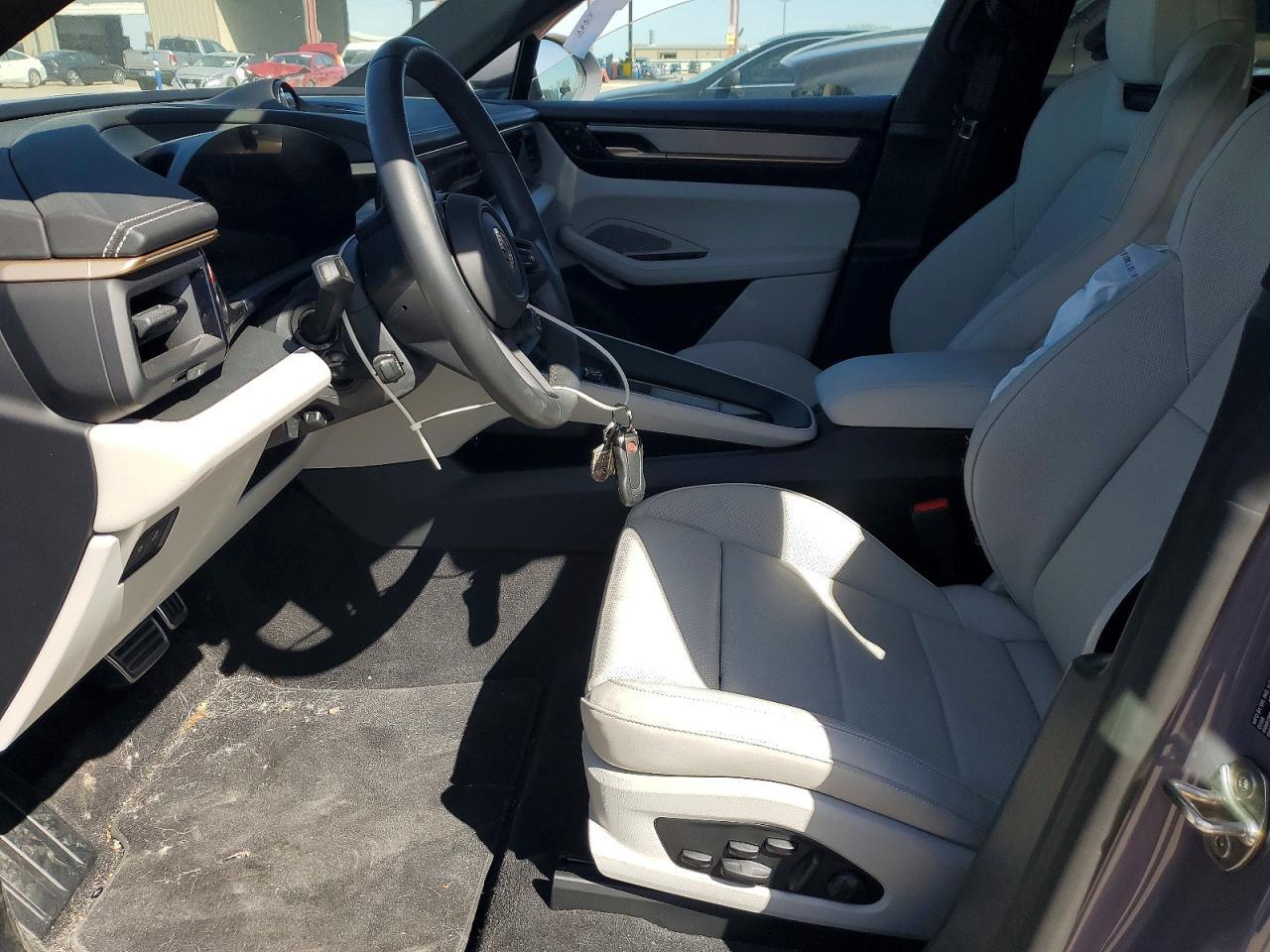 2025 Porsche Macan 4S - Image 7