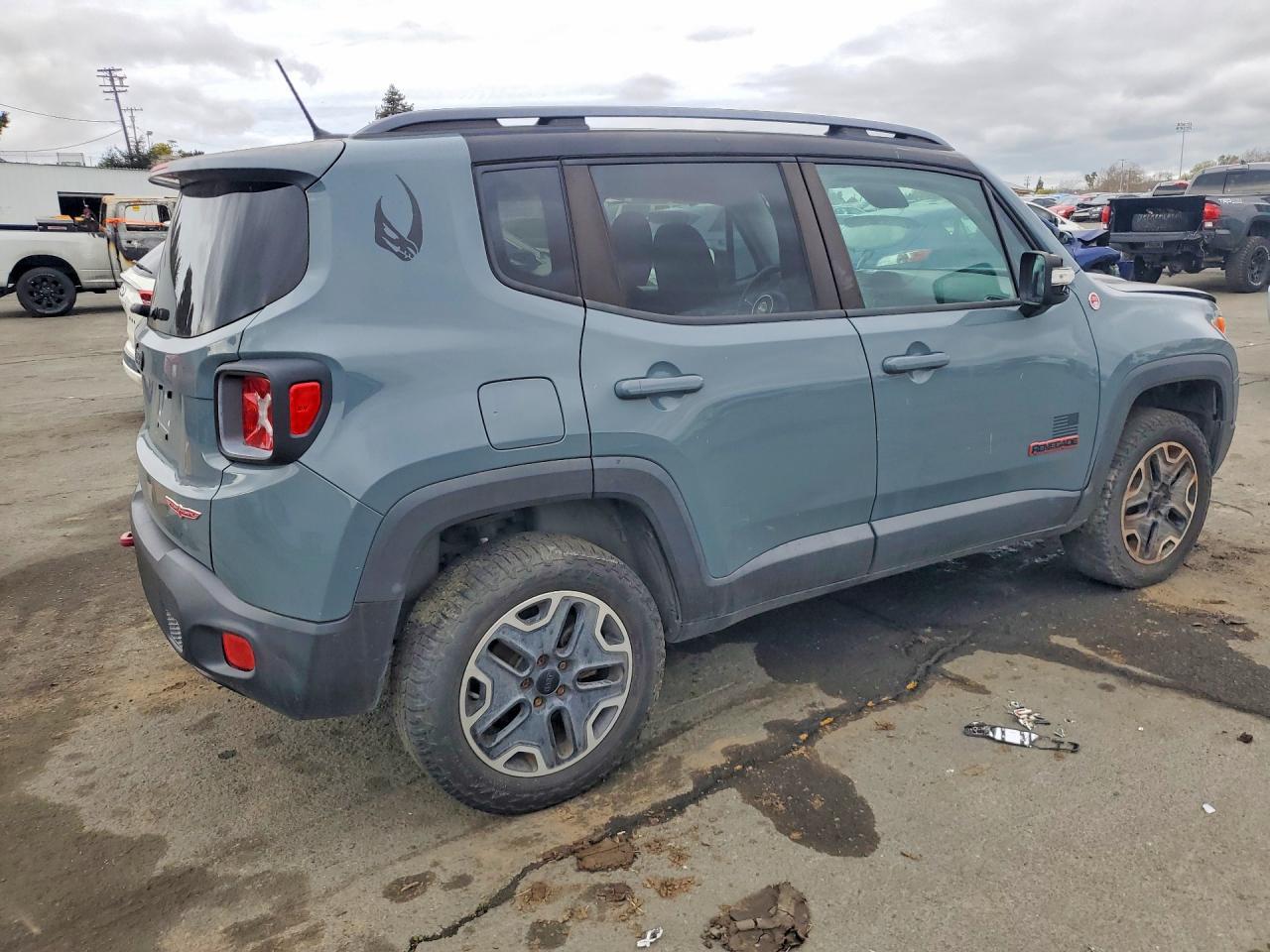 2015 Jeep Renegade Trailhawk - Image 3