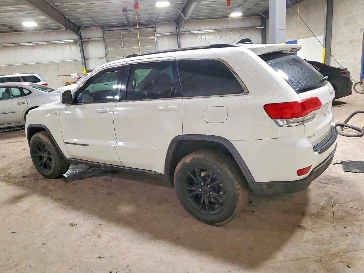 2017 Jeep Grand Cherokee Laredo - Фото 2