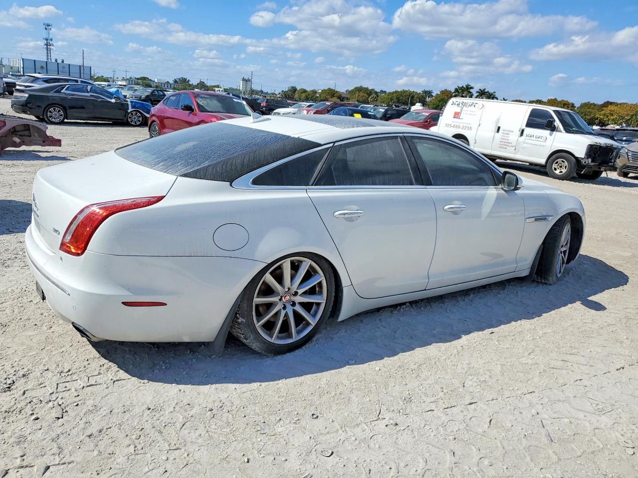 2014 Jaguar Xj - Image 3
