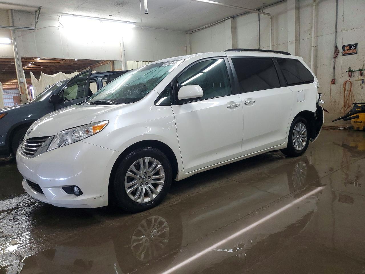 2017 Toyota Sienna Xle Premium 8-Passenger