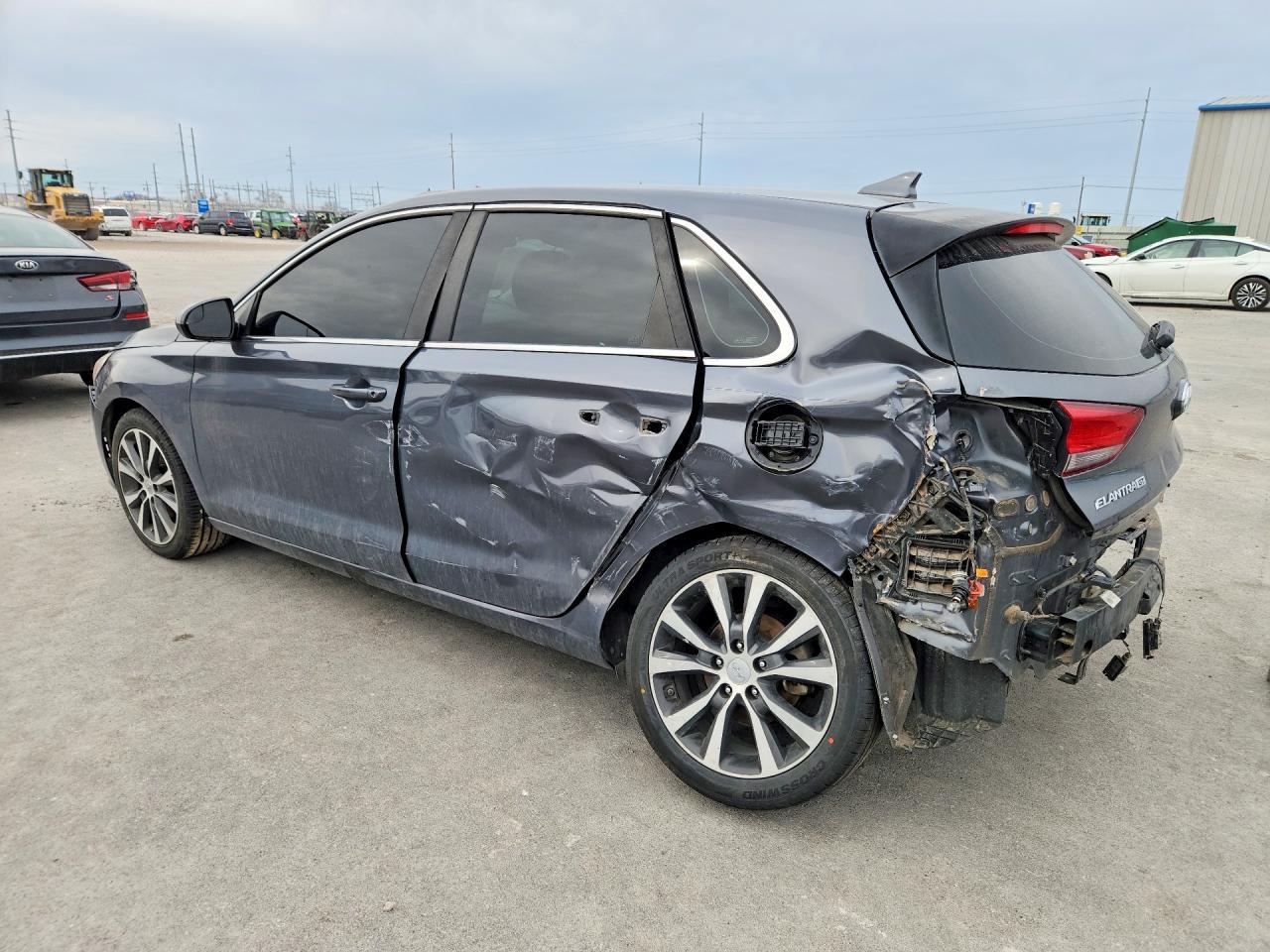 2019 Hyundai Elantra Gt - Image 2