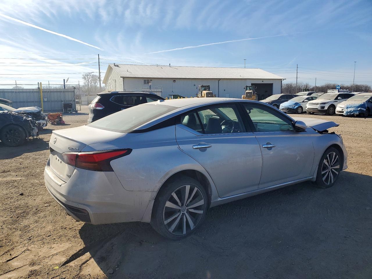 2021 Nissan Altima Platinum - Image 3