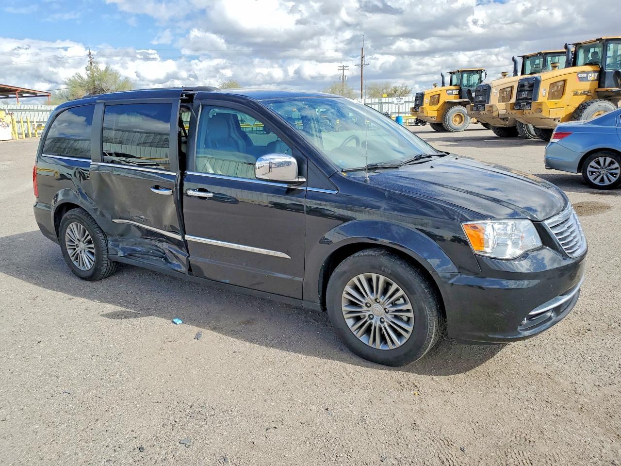 2014 Chrysler Town & Country Touring L - Image 4