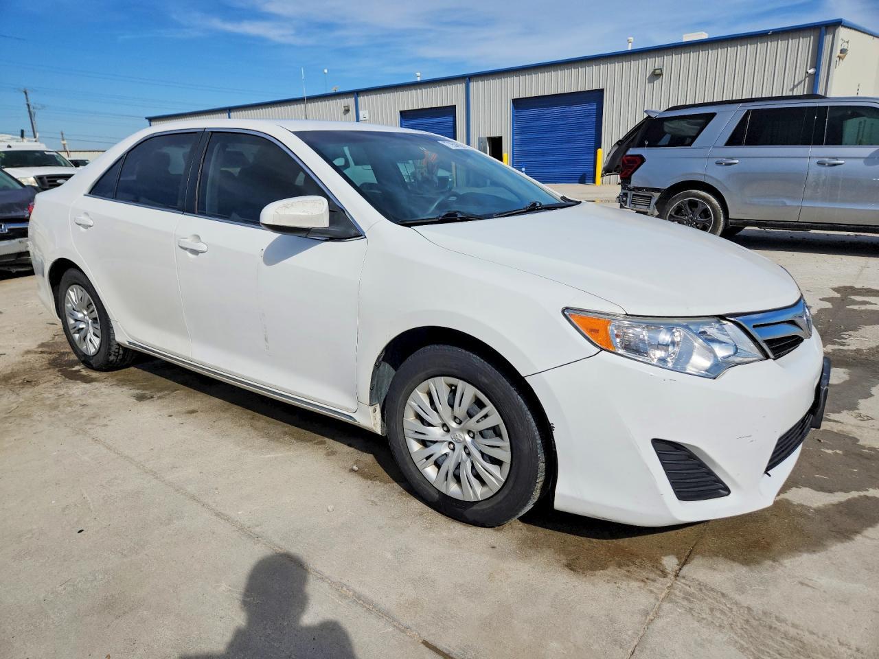 2013 Toyota Camry Hybrid Le - Image 4