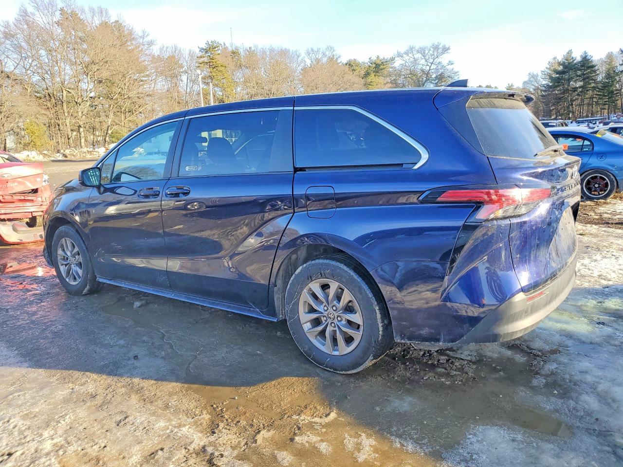 2022 Toyota Sienna Le 8-Passenger - Фото 2
