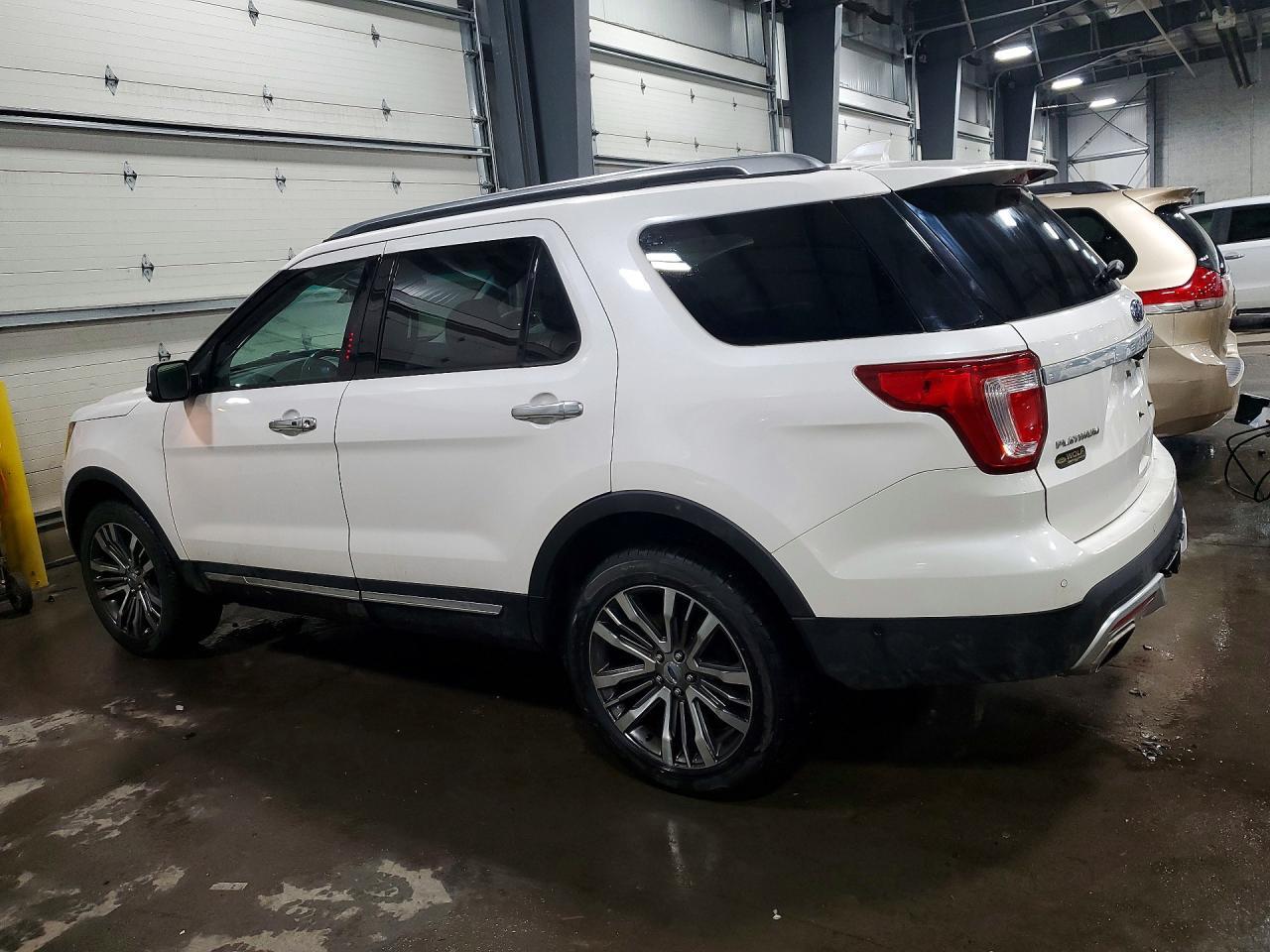 2017 Ford Explorer Platinum - Image 2
