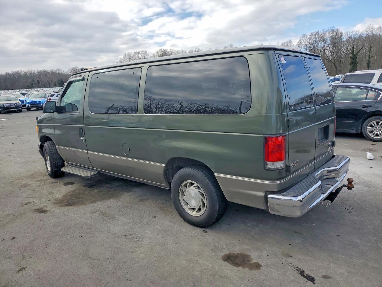 2002 Ford Econoline E150 Wagon - Фото 2