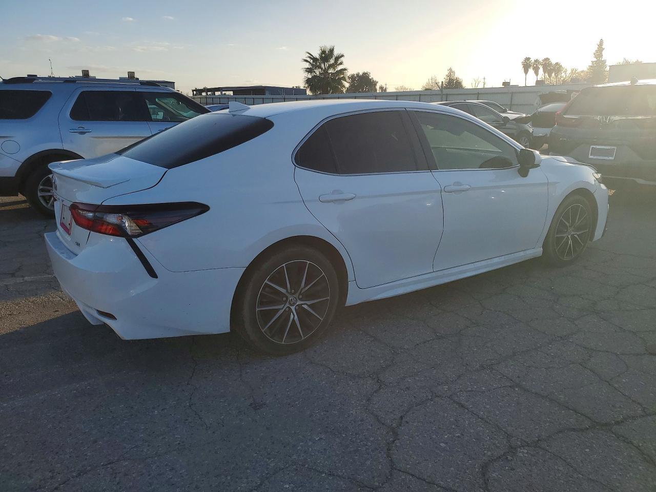 2021 Toyota Camry Se - Фото 3