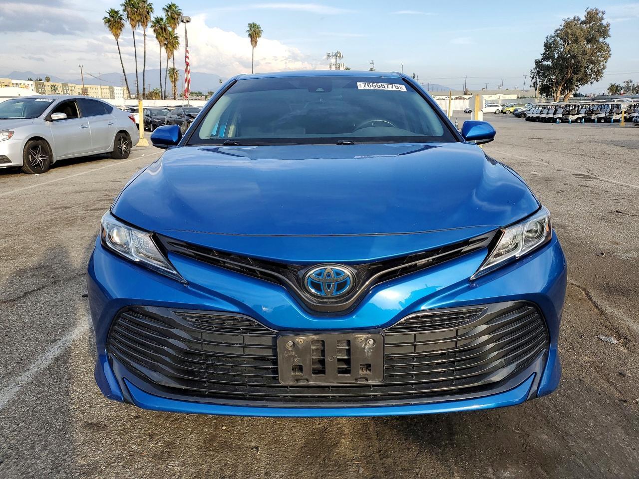 2020 Toyota Camry Le - Фото 5