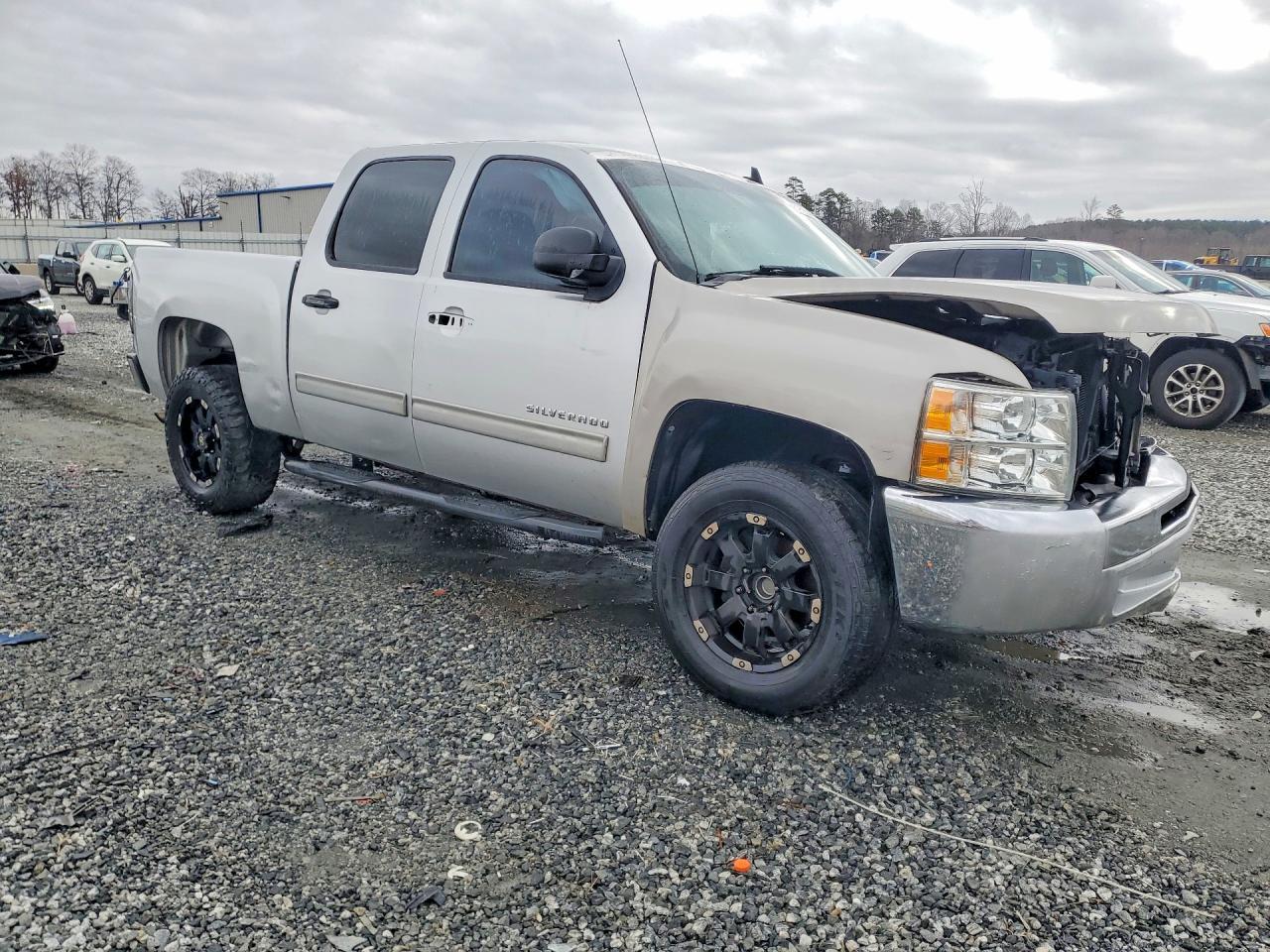 2013 Chev Silverado - Image 4