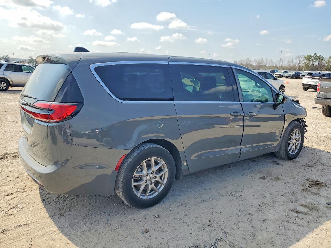2025 Chrysler Pacifica Select - Image 3