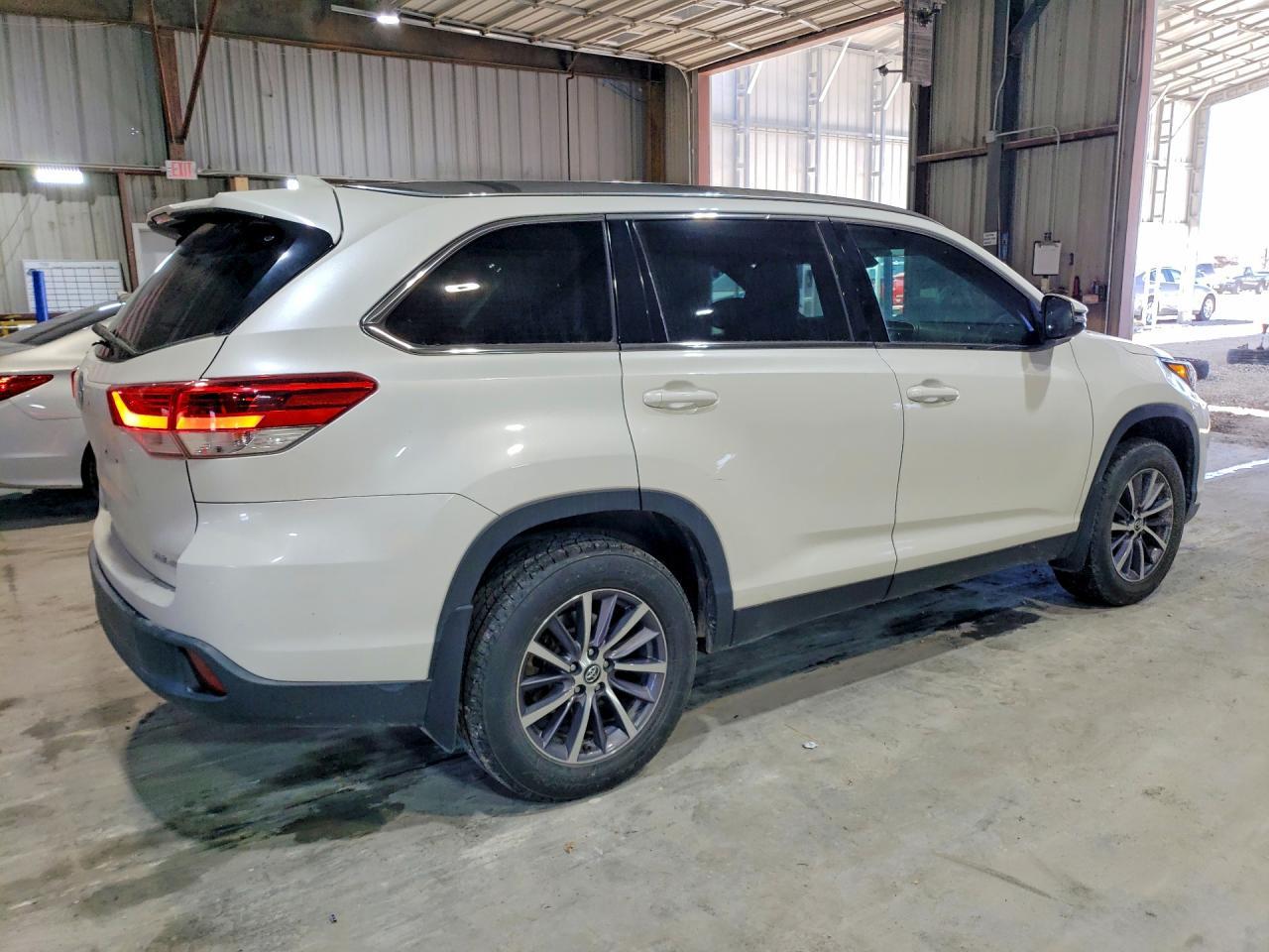 2019 Toyota Highlander Se - Image 3