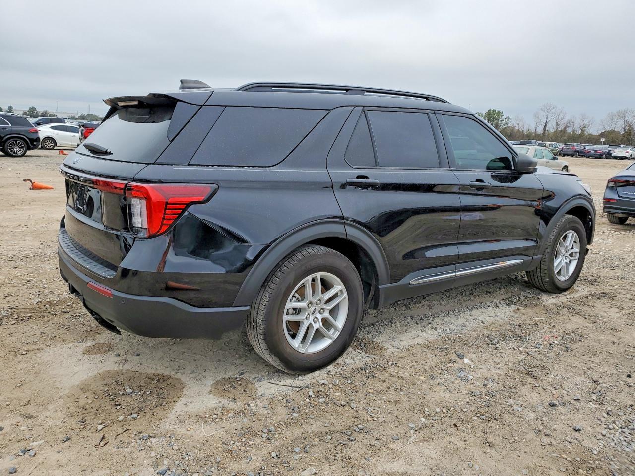 2025 Ford Explorer Active - Image 3