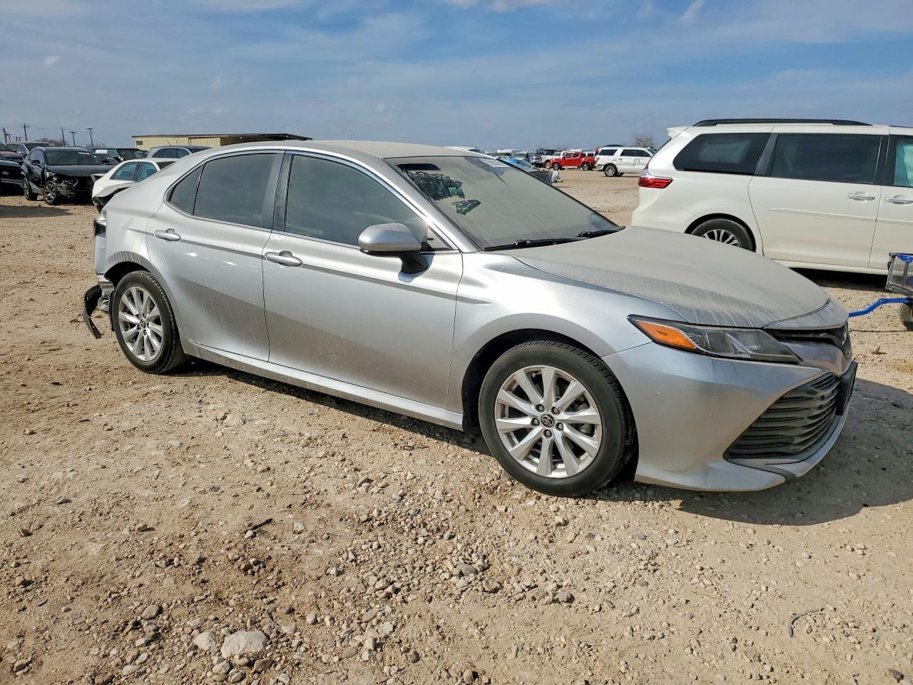 2020 Toyota Camry Le - Фото 4