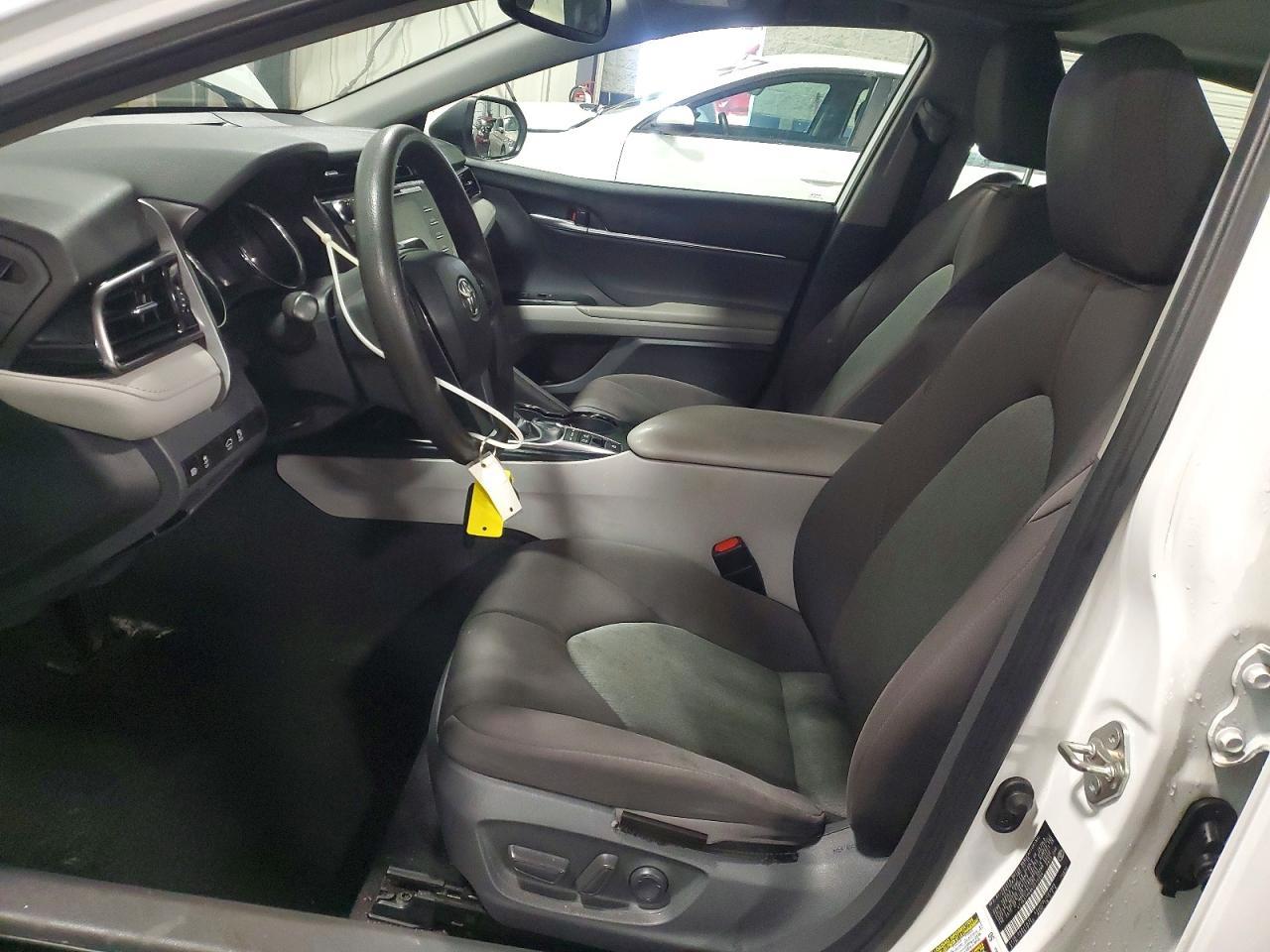2019 Toyota Camry Hybrid Le - Image 7