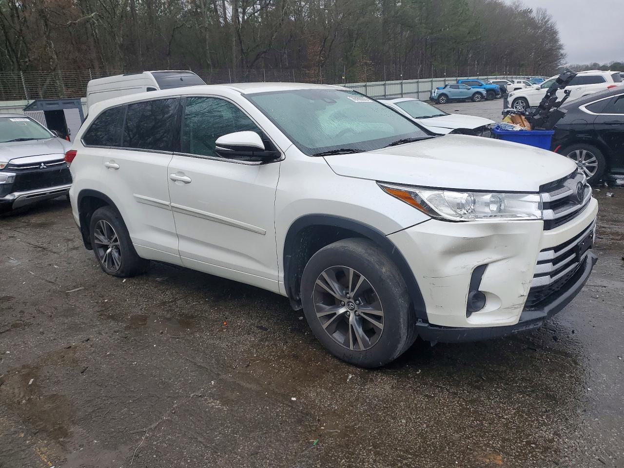 2017 Toyota Highlander Le - Image 4