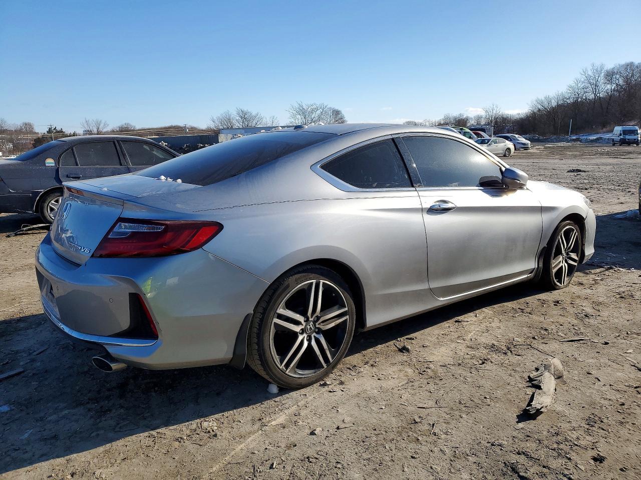 2017 Honda Accord Touring - Image 3