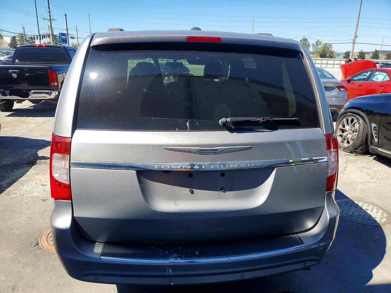 2014 Chrysler Town & Country Touring L - Image 6