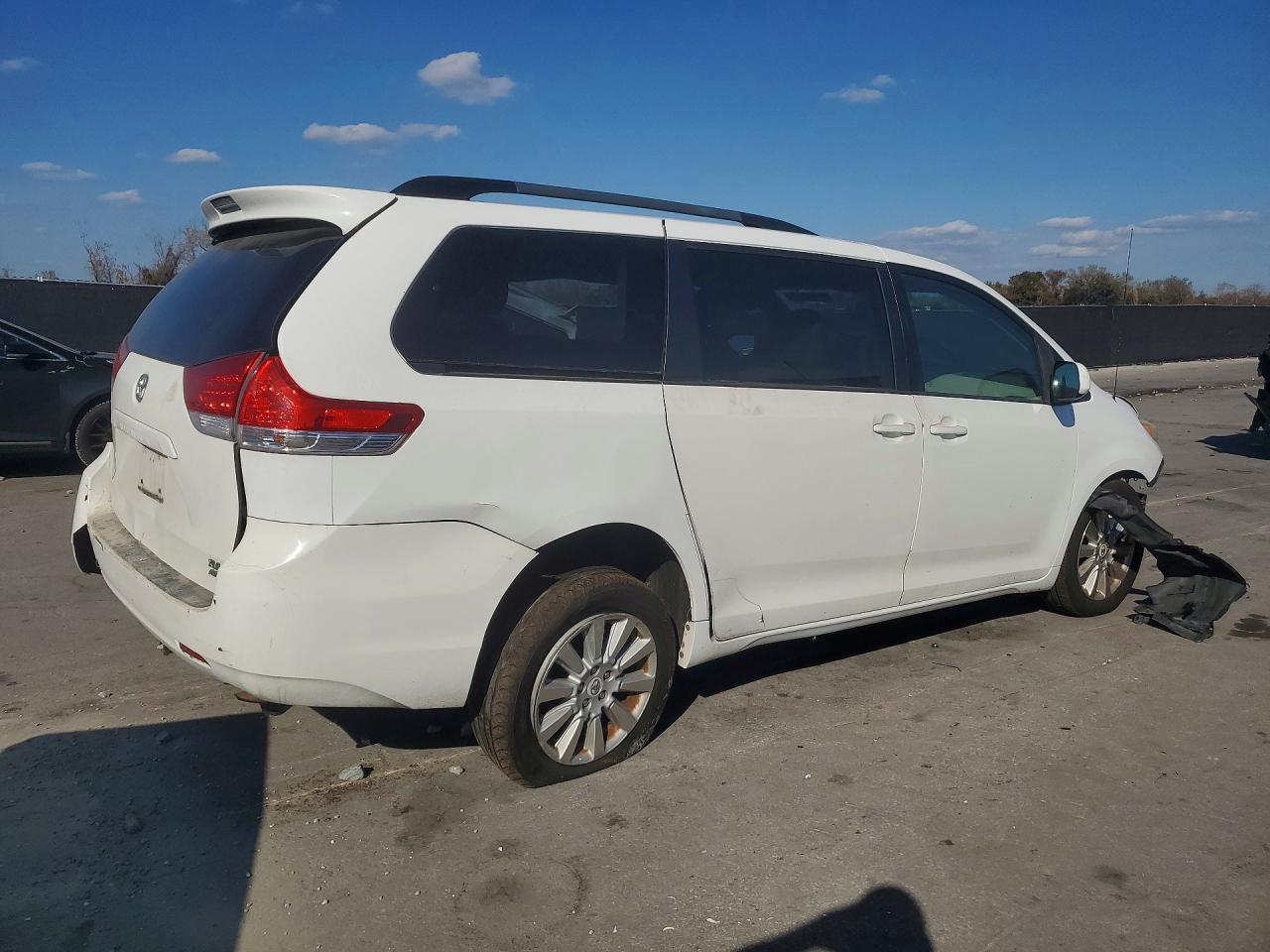 2012 Toyota Sienna Xle 7-Passenger - Image 3