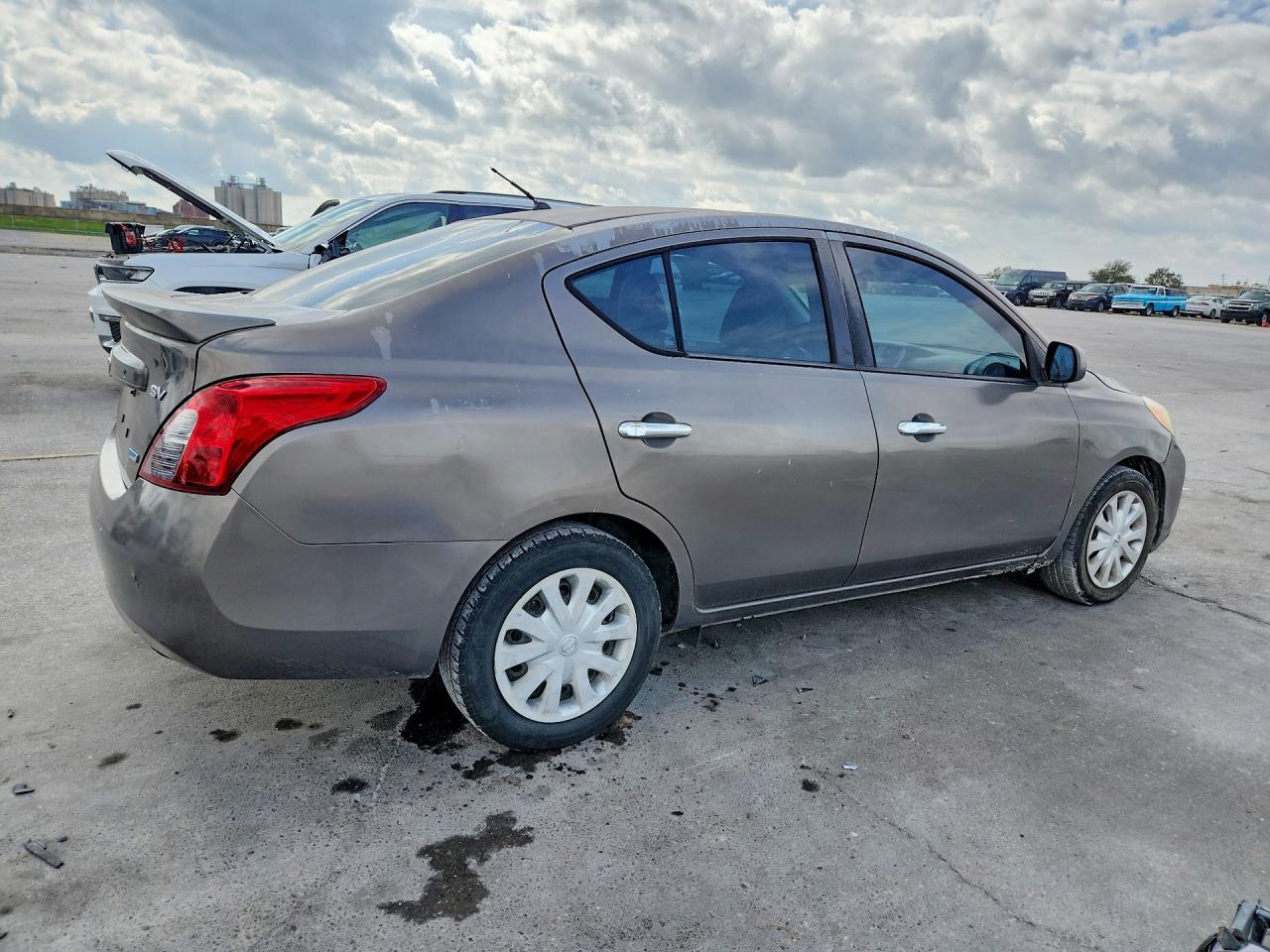 2014 Nissan Versa S - Image 3