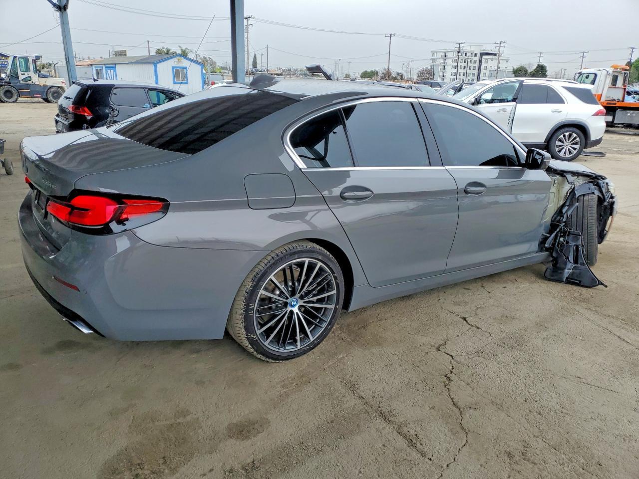 2022 BMW 530E - Фото 3