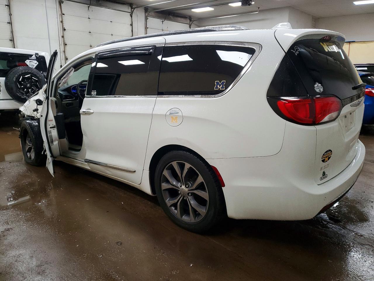 2017 Chrysler Pacifica Limited - Image 2