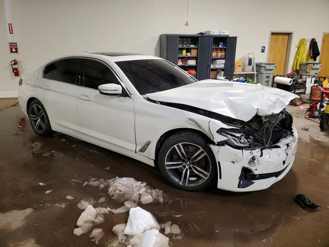 2022 BMW 530 Xi - Image 4