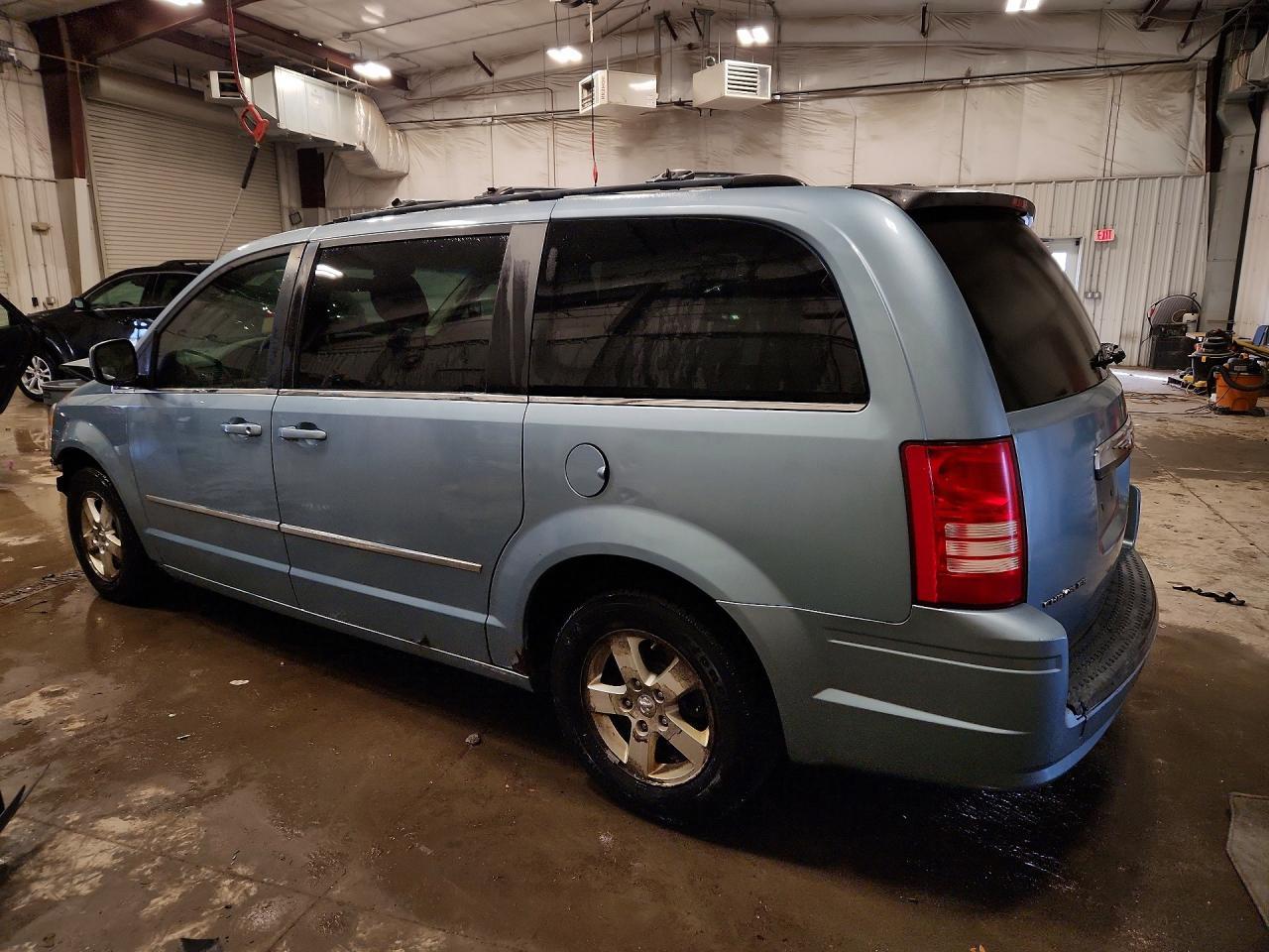 2009 Chrysler Town & Country Touring - Фото 2