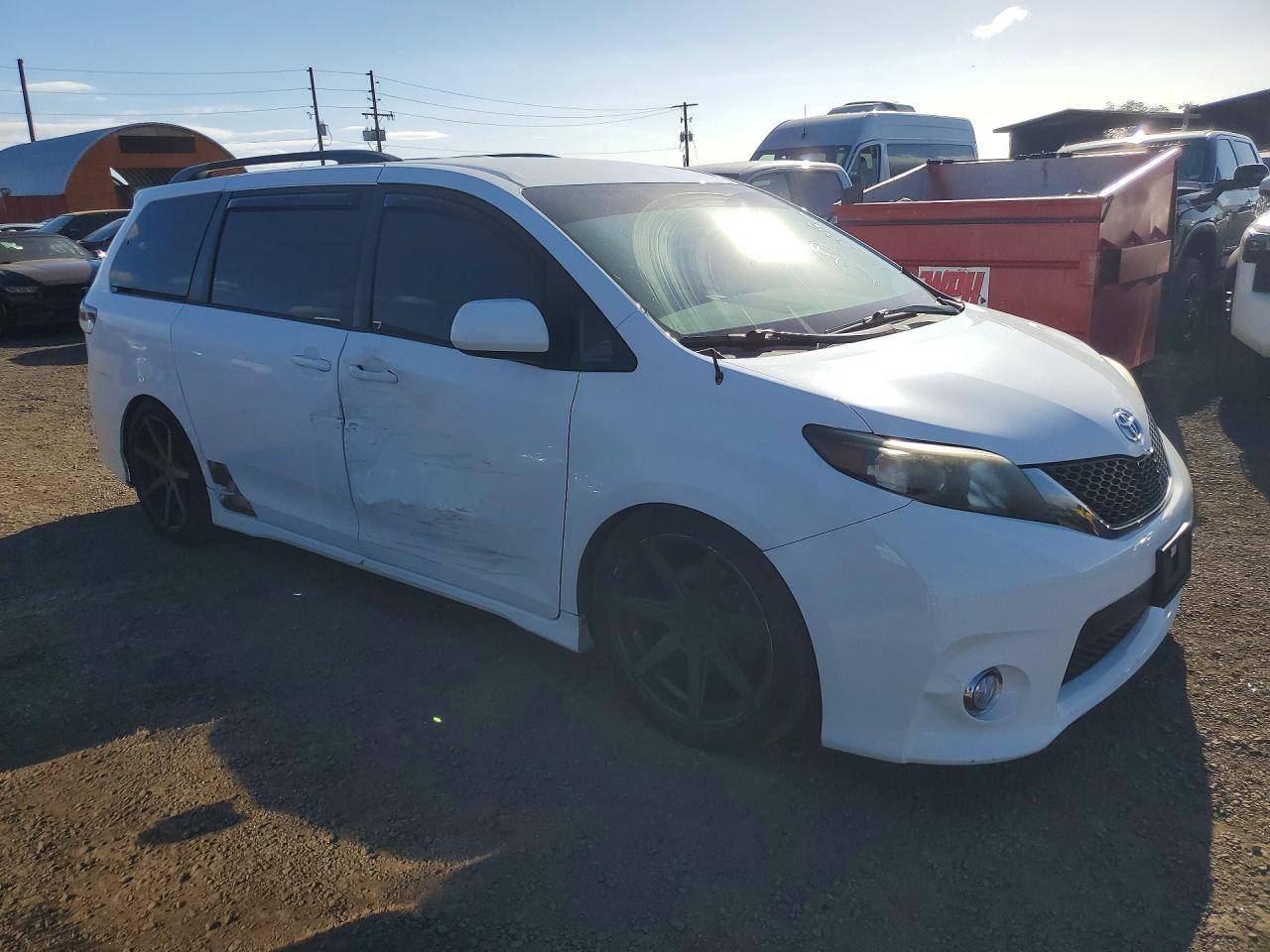 2011 Toyota Sienna Sport - Фото 4