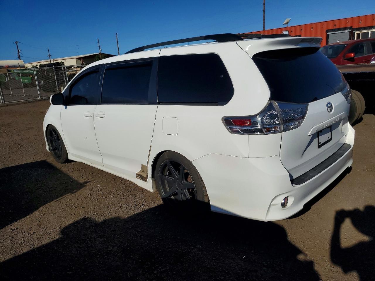 2011 Toyota Sienna Sport - Фото 2