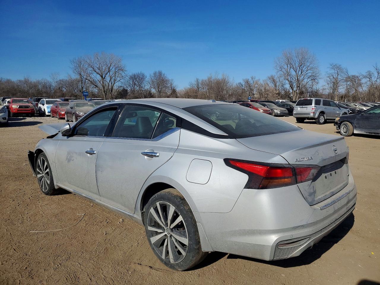 2021 Nissan Altima Platinum - Image 2