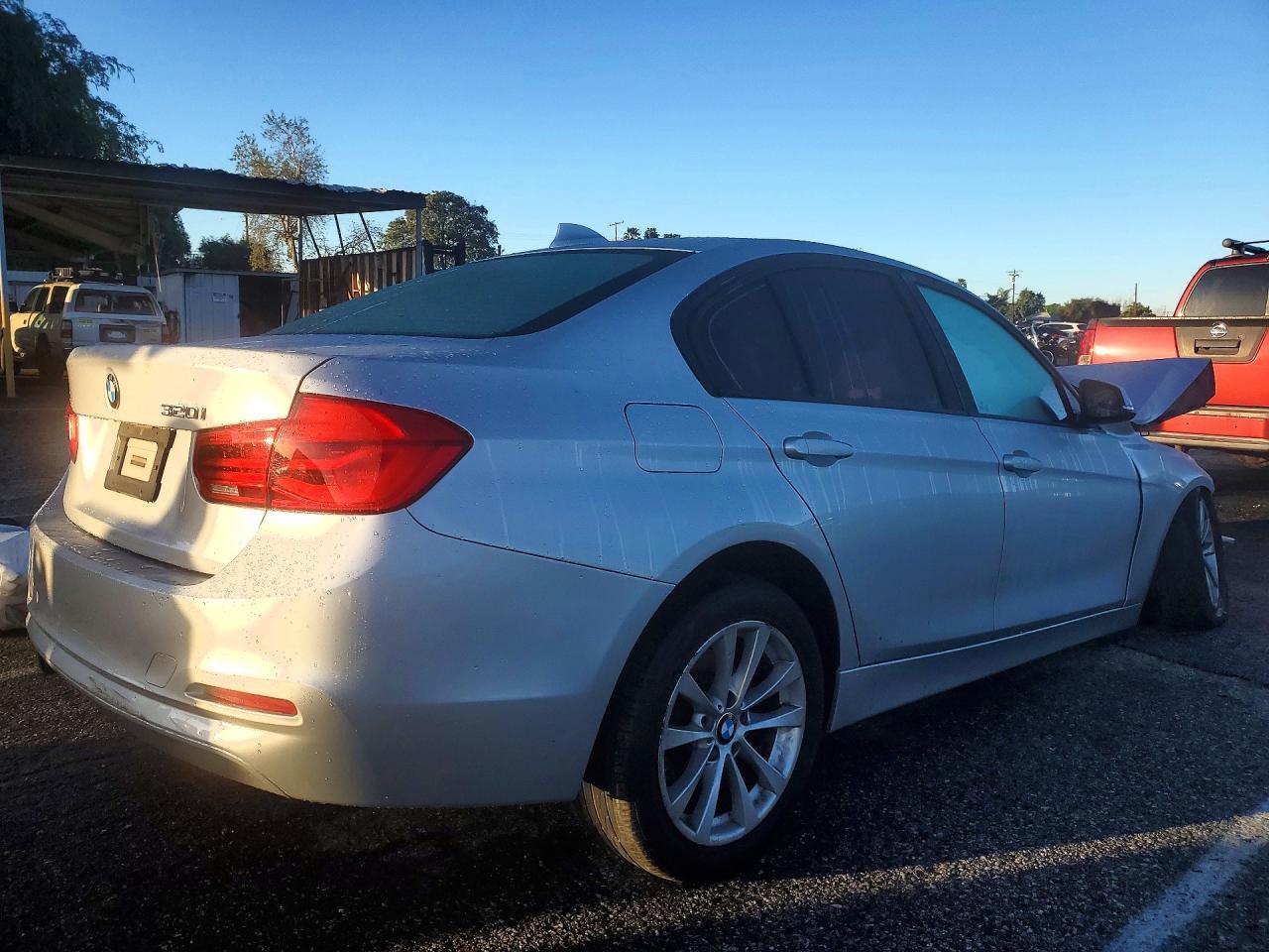 2016 BMW 3 Series - Фото 3