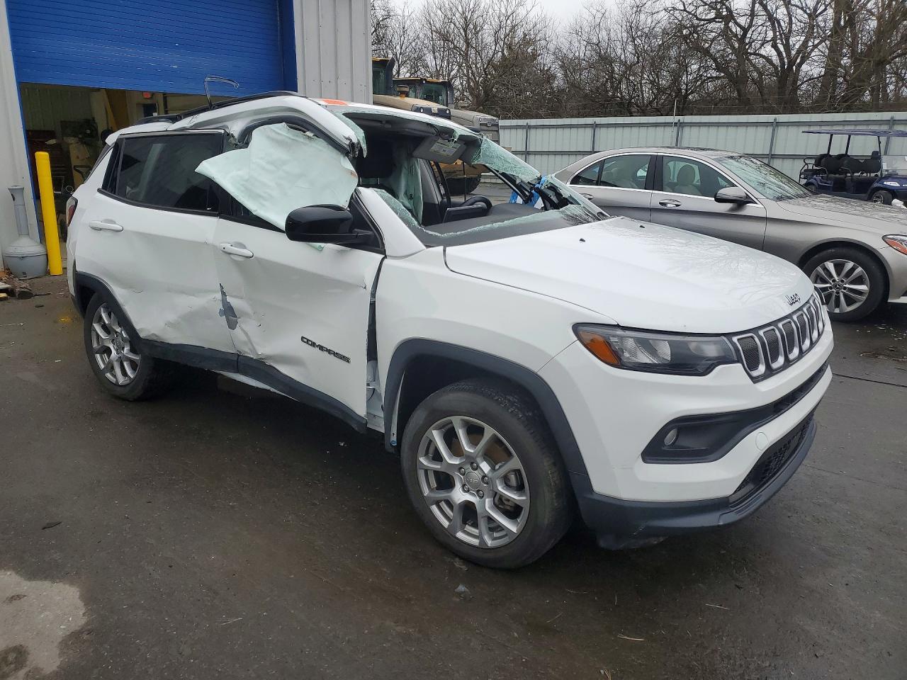 2022 Jeep Compass Latitude Lux - Image 4