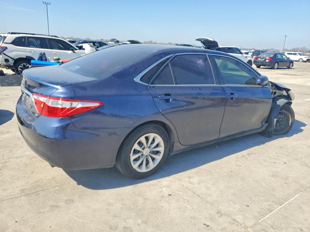 2017 Toyota Camry Le - Фото 3