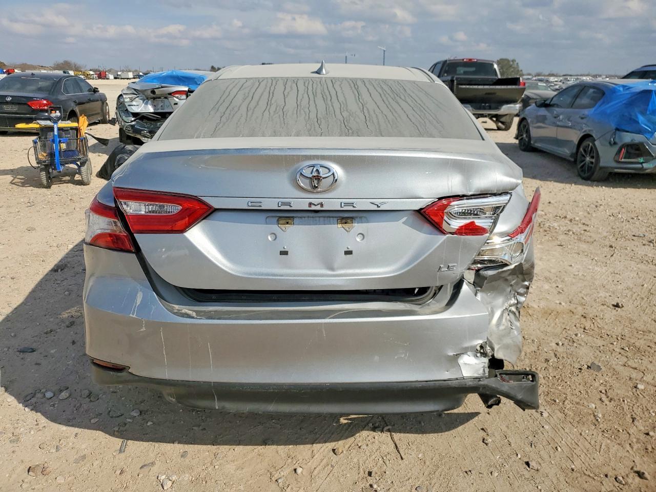 2020 Toyota Camry Le - Фото 6