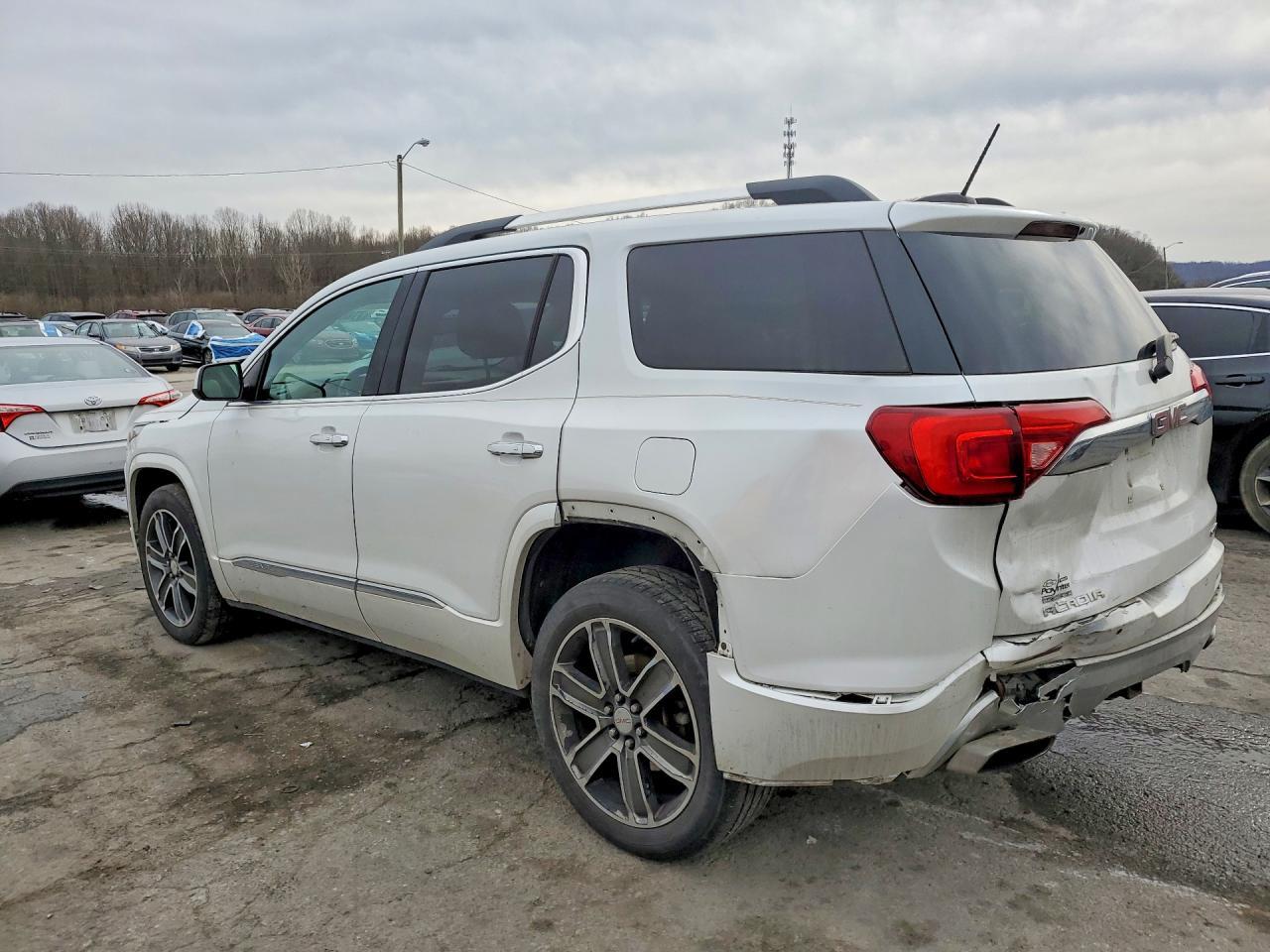 2017 GMC Acadia Denali - Фото 2