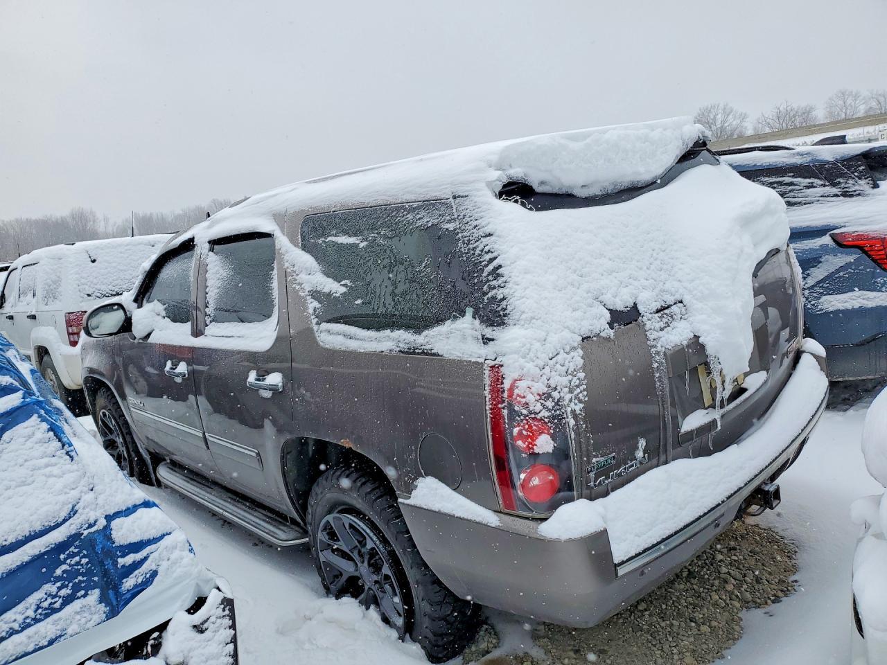 2011 GMC Yukon Denali - Фото 2