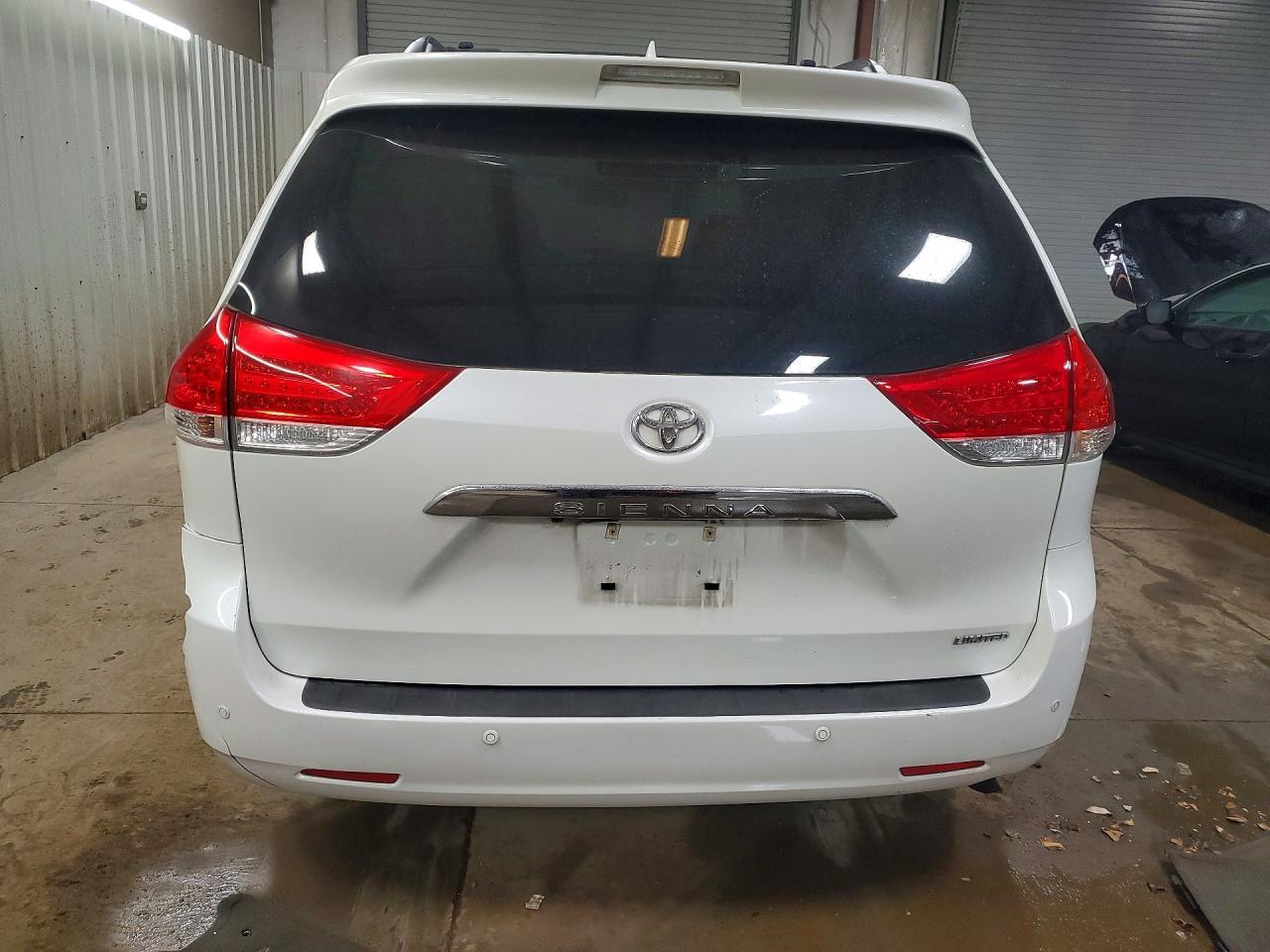 2012 Toyota Sienna Limited 7-Passenger - Фото 6